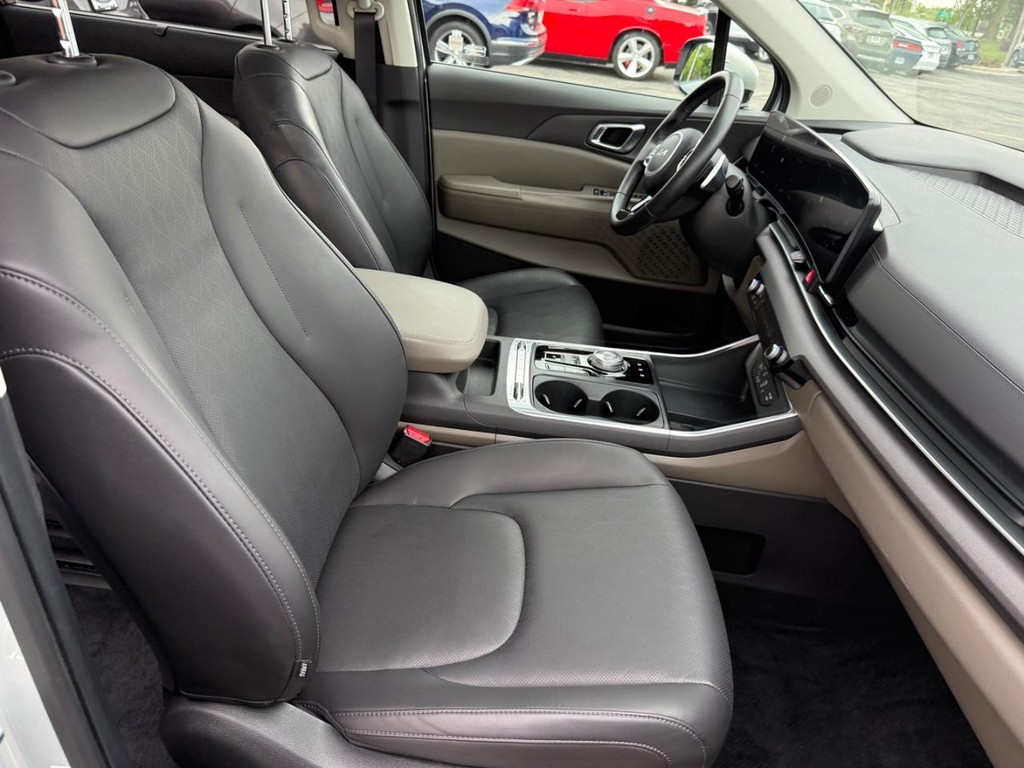Kia Carnival Hybrid Vehicle Full-screen Gallery Image 06