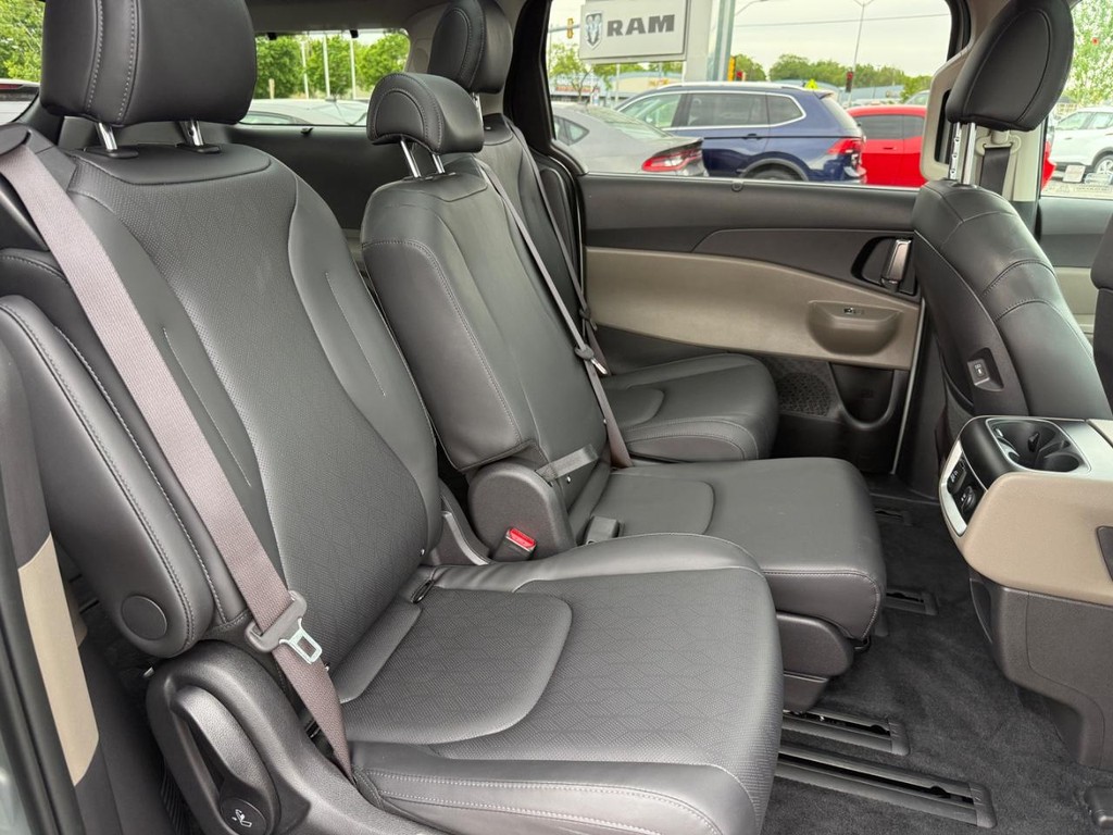 Kia Carnival Hybrid Vehicle Full-screen Gallery Image 07