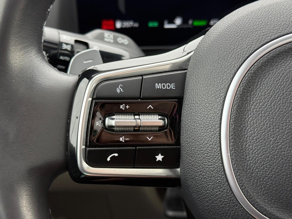 Kia Carnival Hybrid Vehicle Full-screen Gallery Image 12