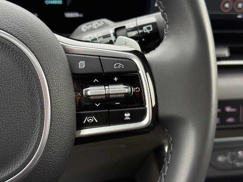 Kia Carnival Hybrid Vehicle Full-screen Gallery Image 13