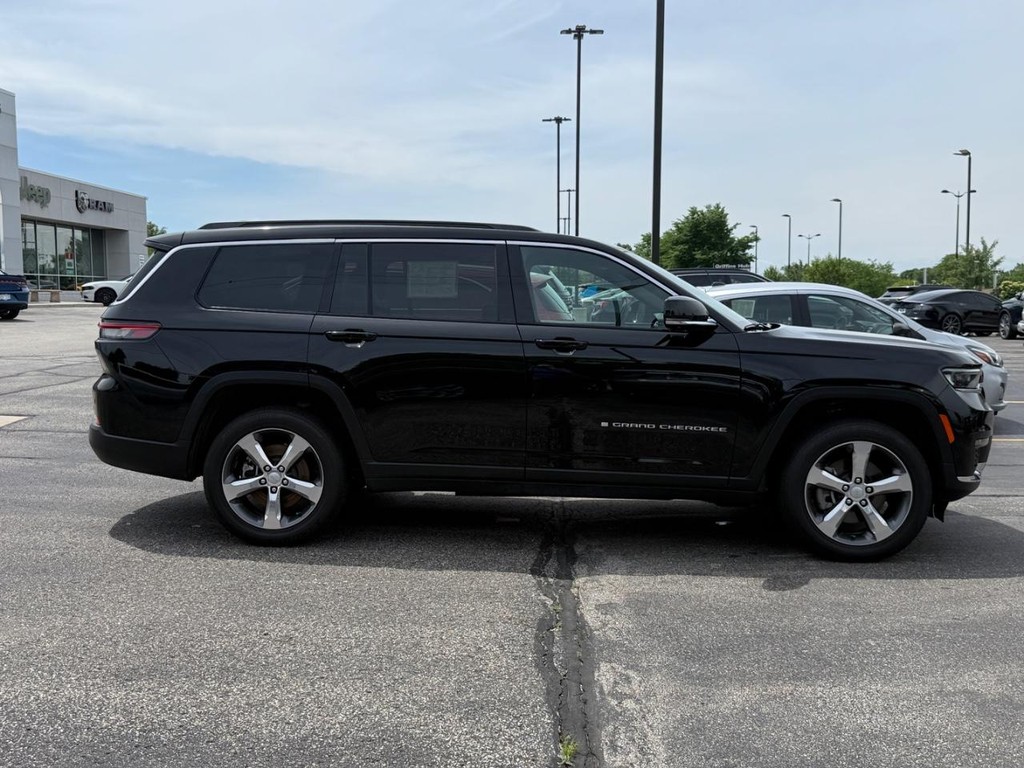 Jeep Grand Cherokee L Vehicle Full-screen Gallery Image 02