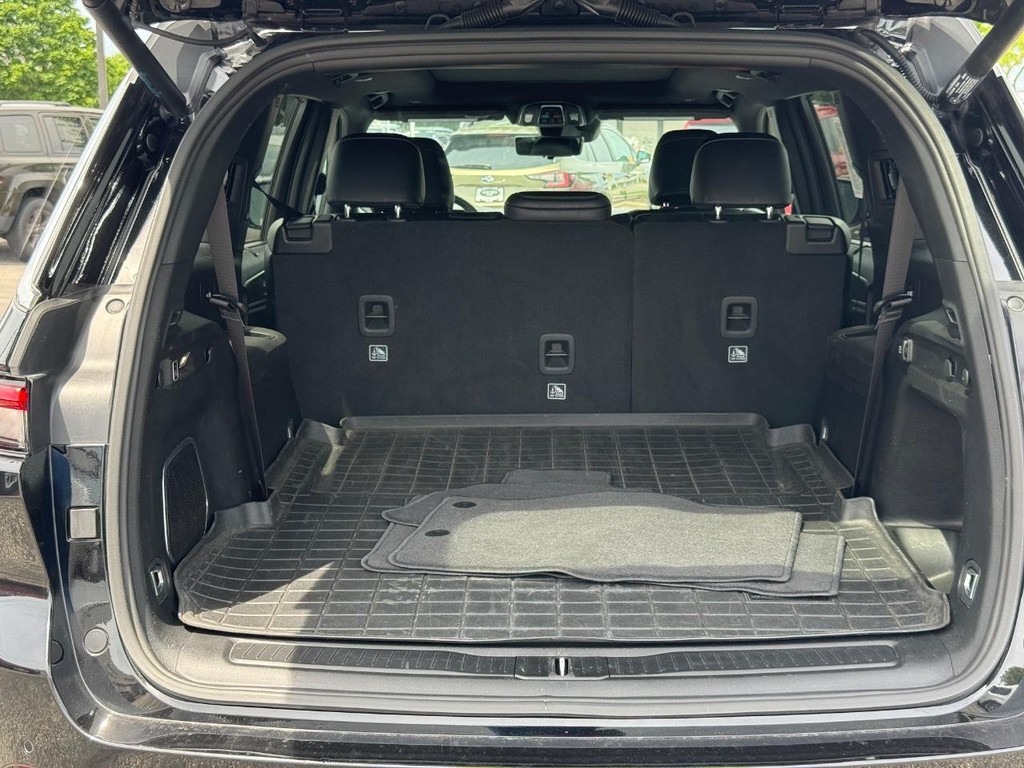 Jeep Grand Cherokee L Vehicle Full-screen Gallery Image 05