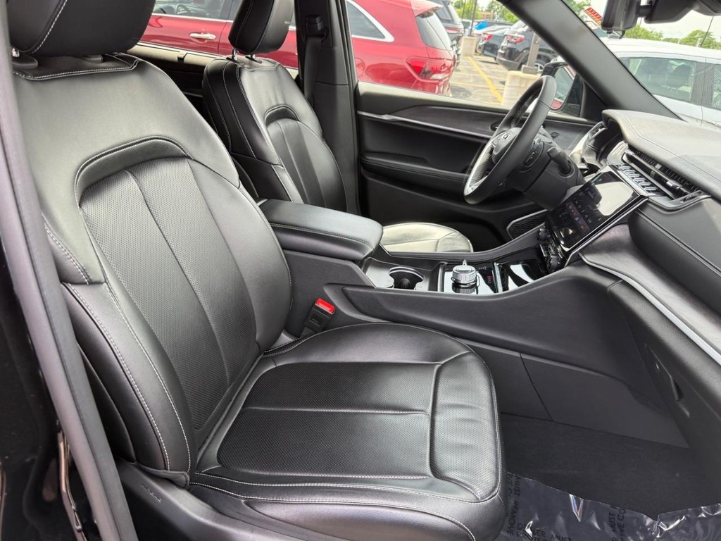Jeep Grand Cherokee L Vehicle Full-screen Gallery Image 06