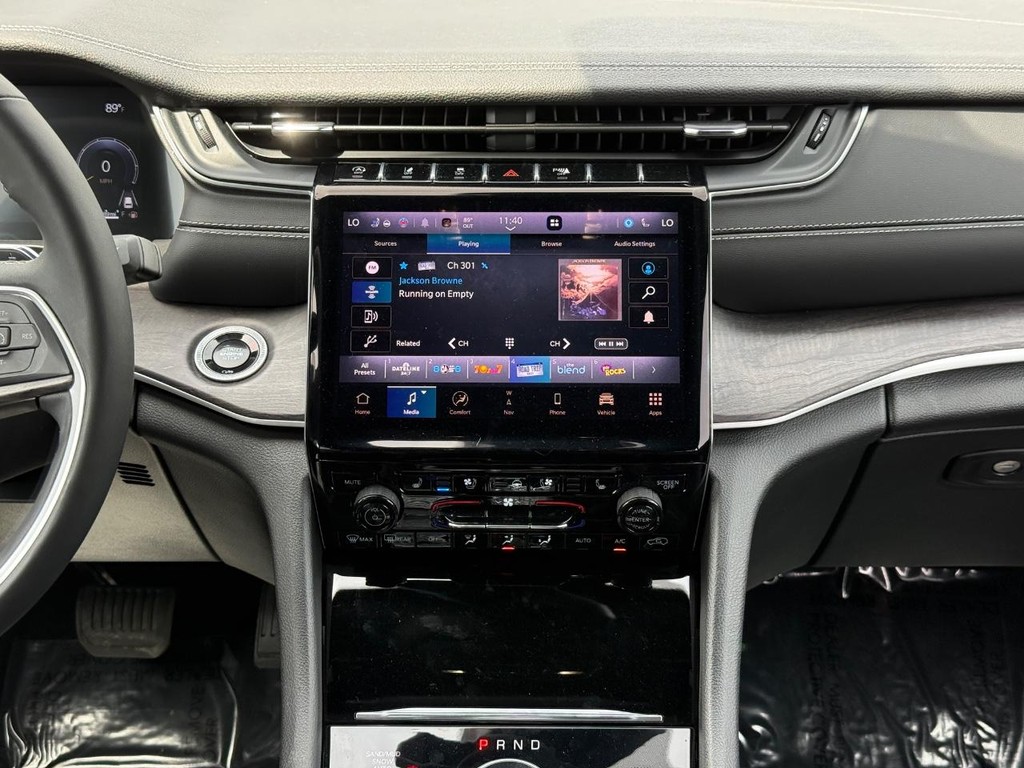 Jeep Grand Cherokee L Vehicle Full-screen Gallery Image 07