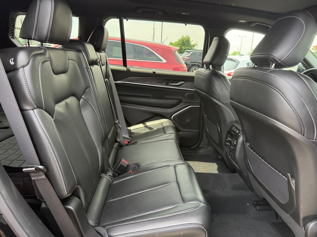 Jeep Grand Cherokee L Vehicle Full-screen Gallery Image 09