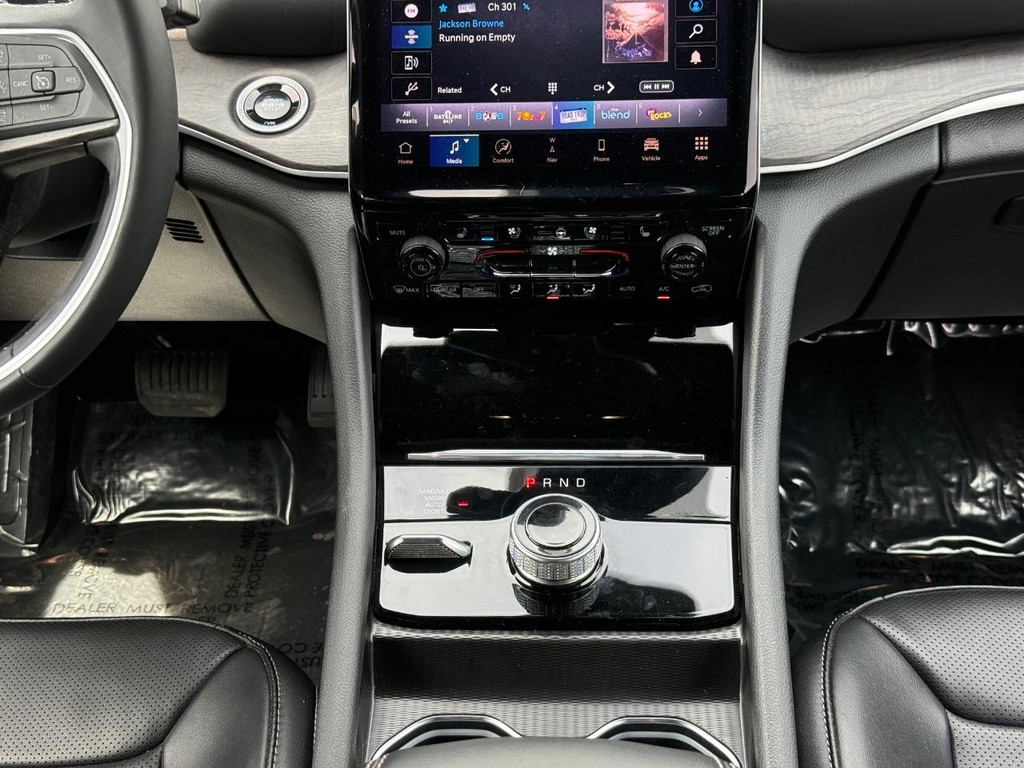 Jeep Grand Cherokee L Vehicle Full-screen Gallery Image 10