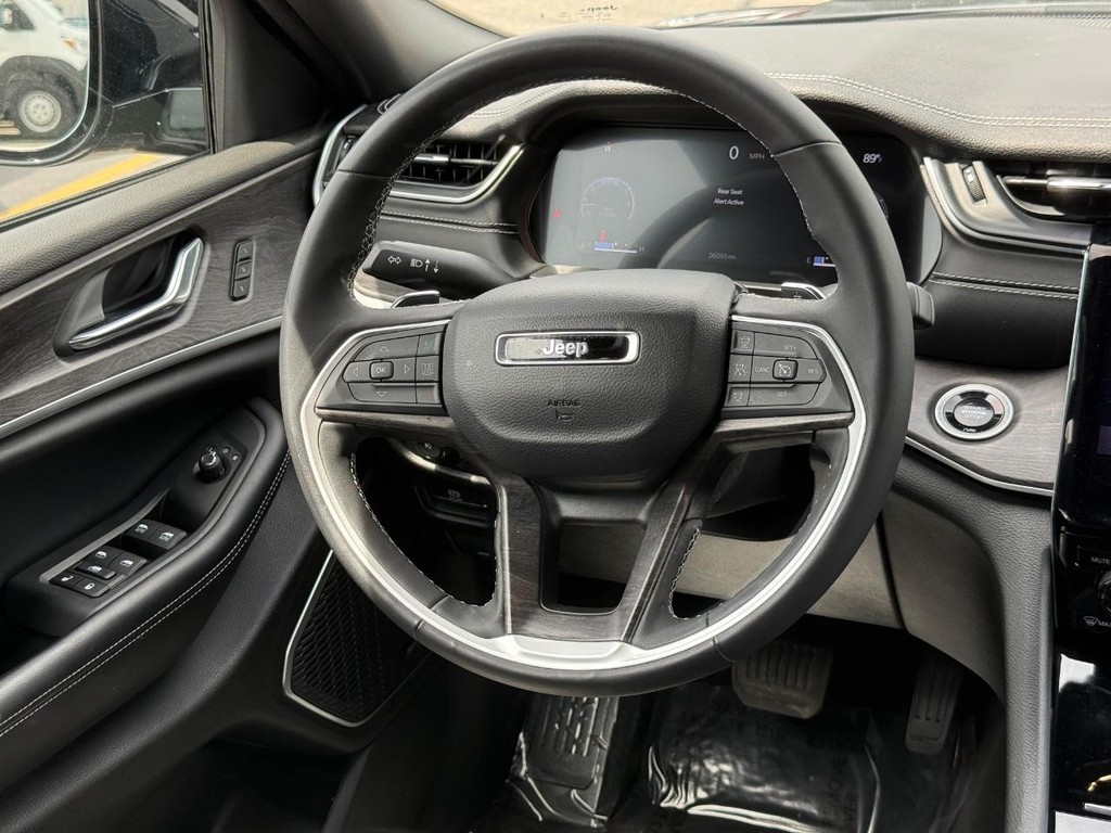 Jeep Grand Cherokee L Vehicle Full-screen Gallery Image 11