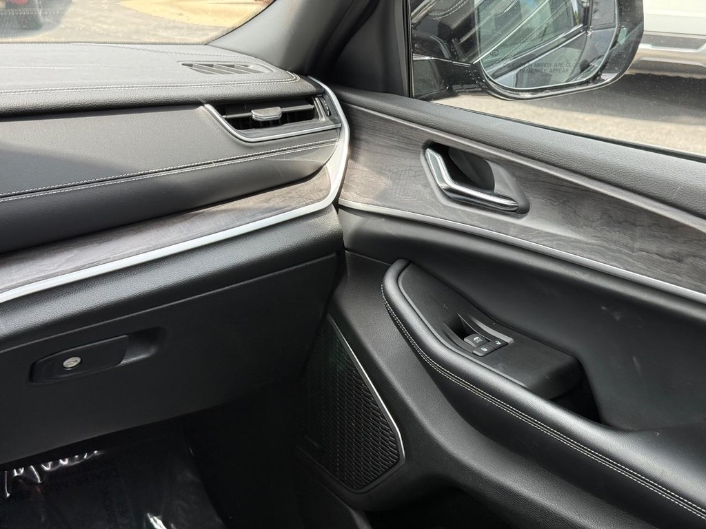 Jeep Grand Cherokee L Vehicle Full-screen Gallery Image 12