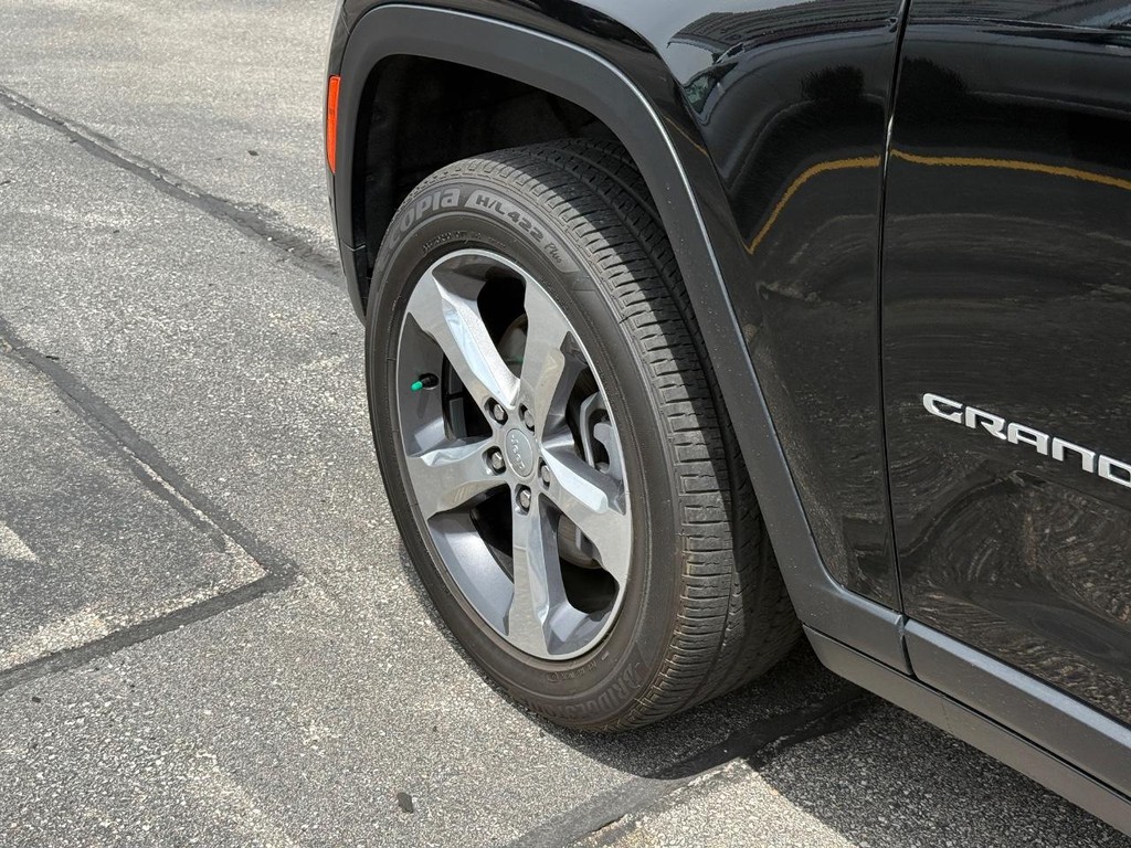 Jeep Grand Cherokee L Vehicle Full-screen Gallery Image 14
