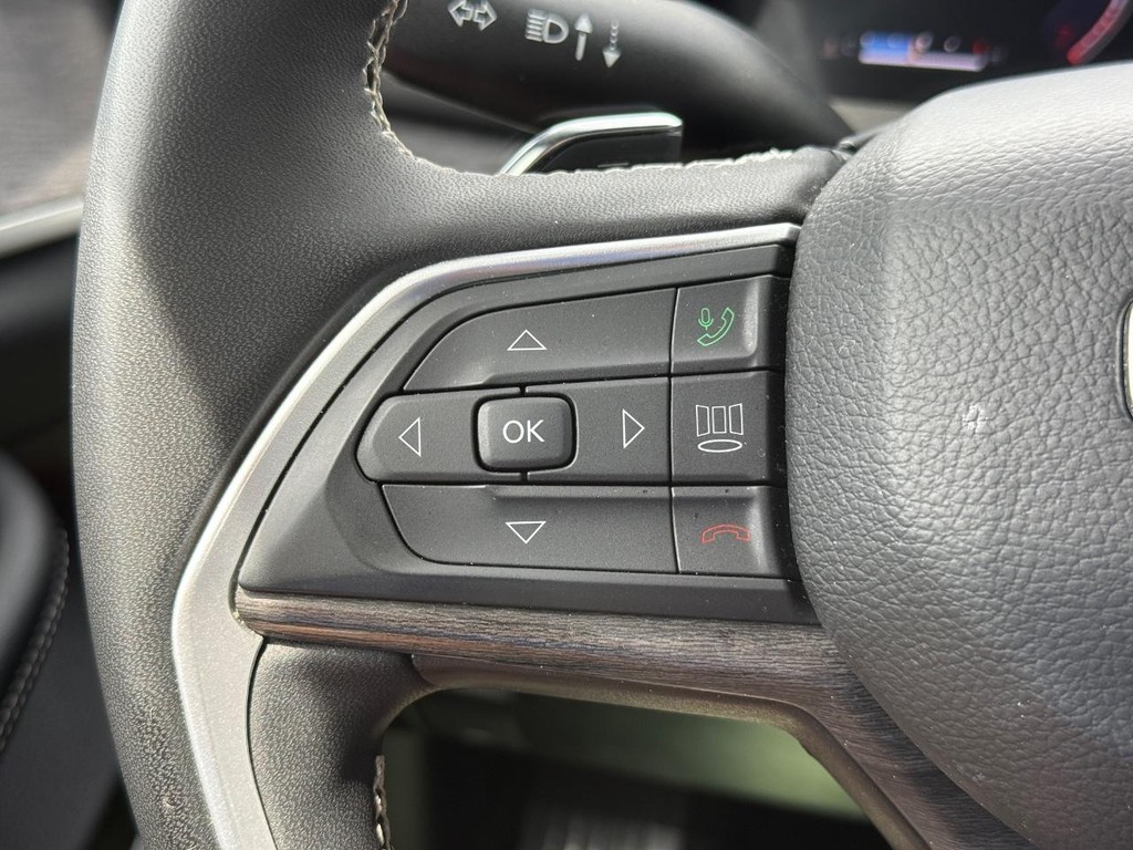 Jeep Grand Cherokee L Vehicle Full-screen Gallery Image 15