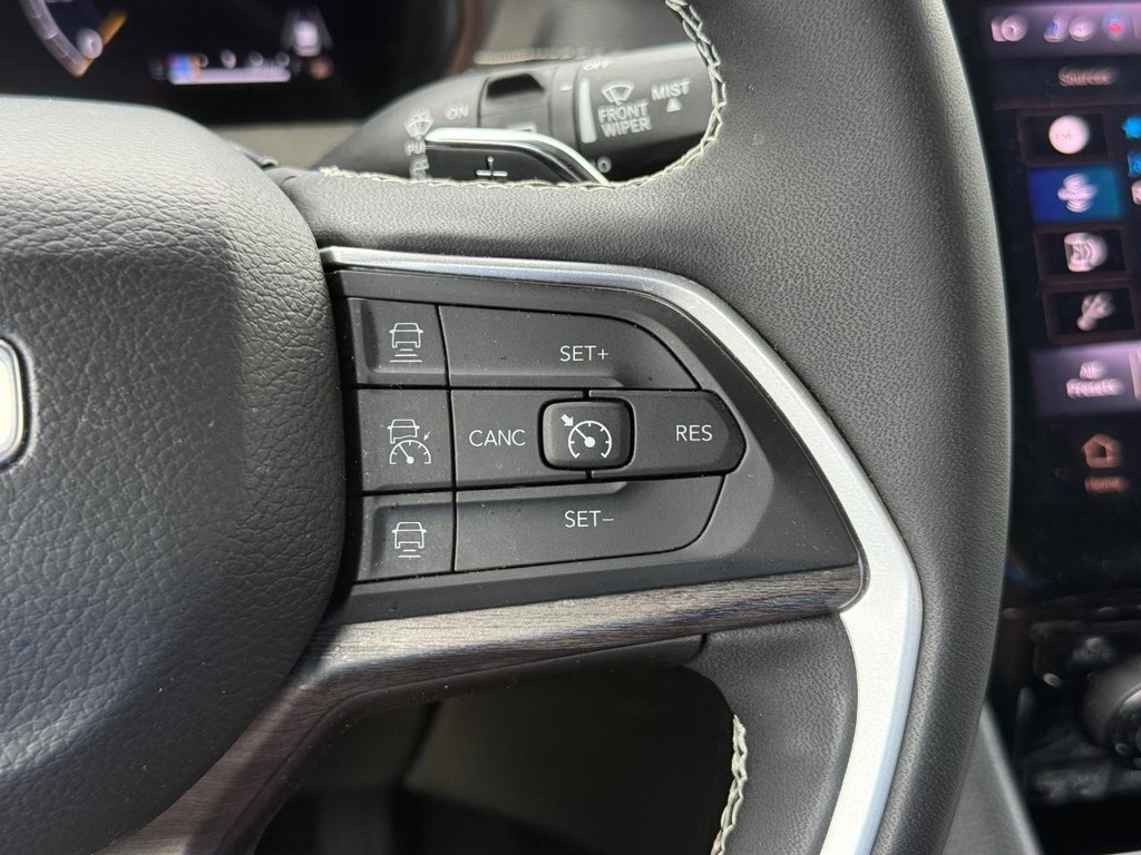 Jeep Grand Cherokee L Vehicle Full-screen Gallery Image 16