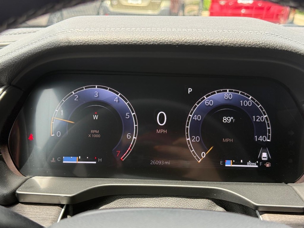 Jeep Grand Cherokee L Vehicle Full-screen Gallery Image 17