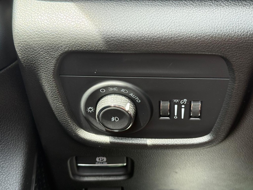 Jeep Grand Cherokee L Vehicle Full-screen Gallery Image 21