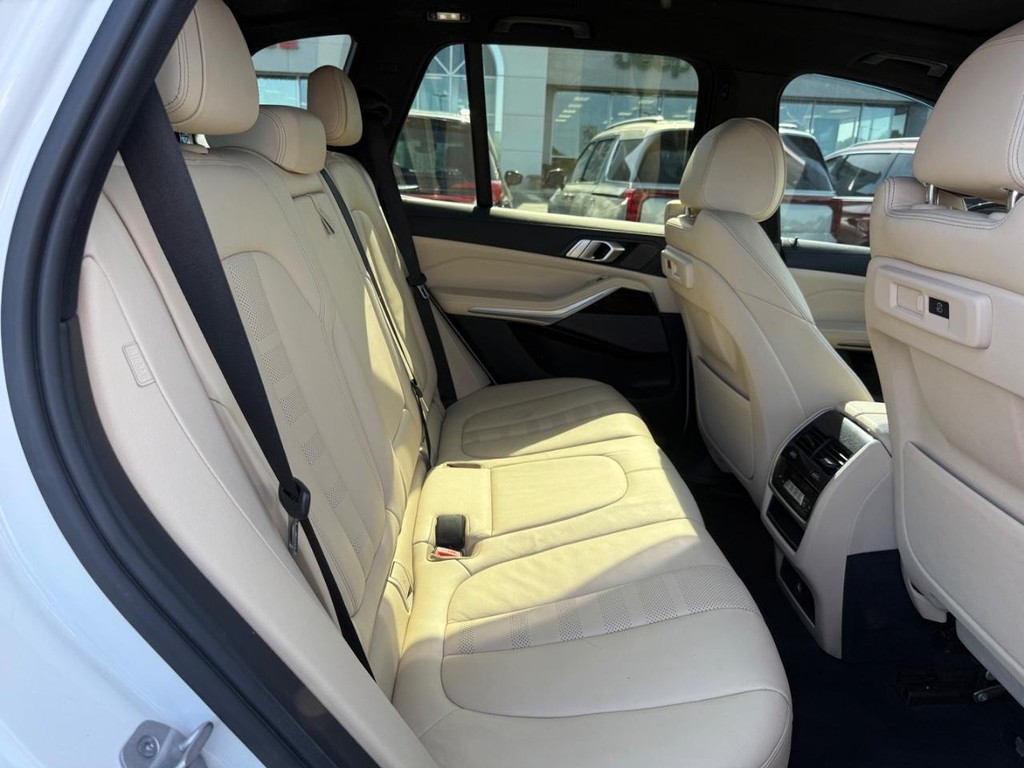 BMW X5 Vehicle Full-screen Gallery Image 05