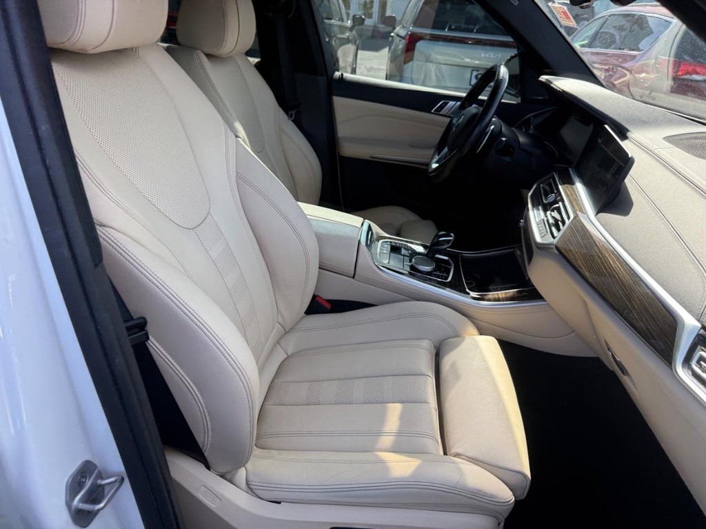 BMW X5 Vehicle Full-screen Gallery Image 06