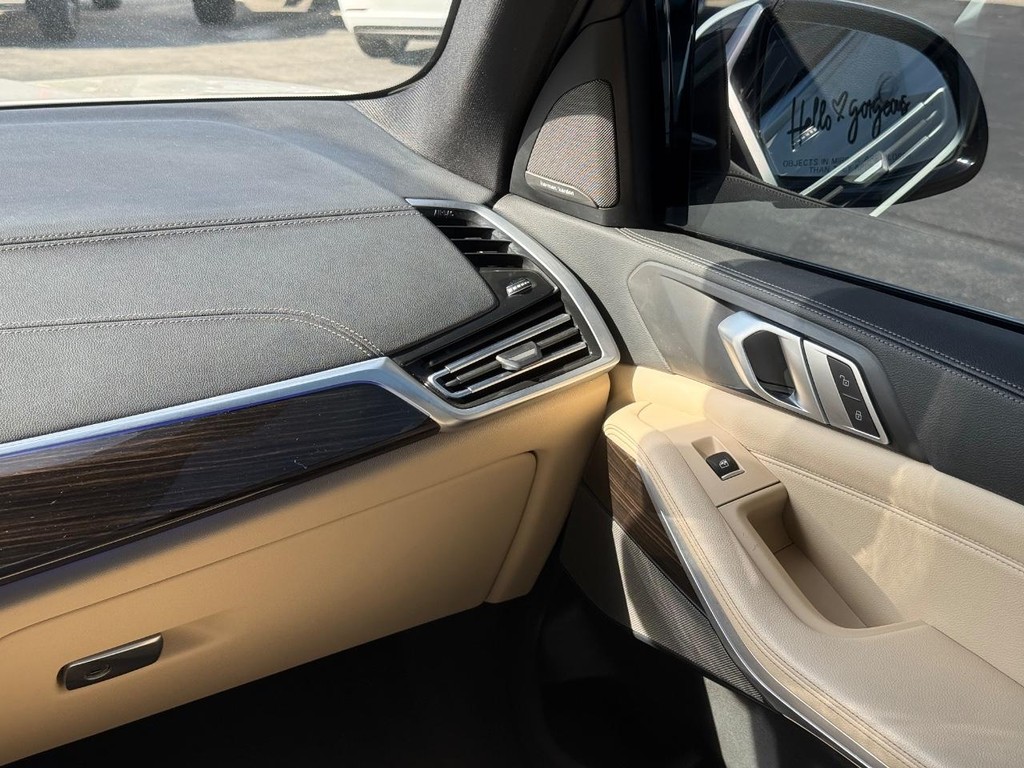 BMW X5 Vehicle Full-screen Gallery Image 12