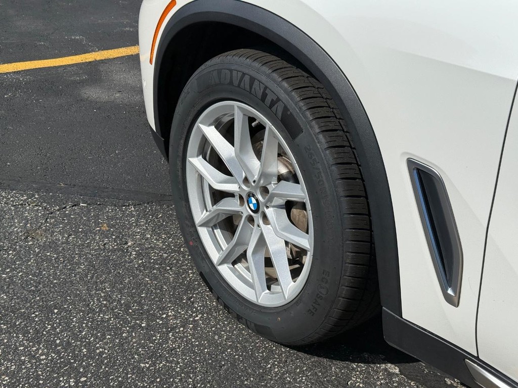 BMW X5 Vehicle Full-screen Gallery Image 14