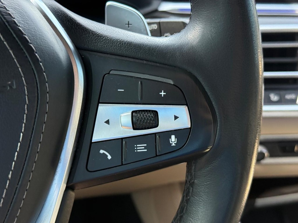BMW X5 Vehicle Full-screen Gallery Image 16