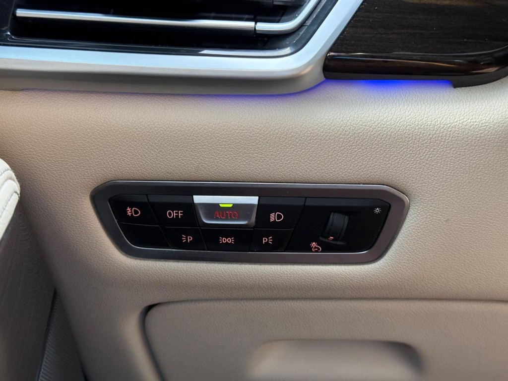 BMW X5 Vehicle Full-screen Gallery Image 21