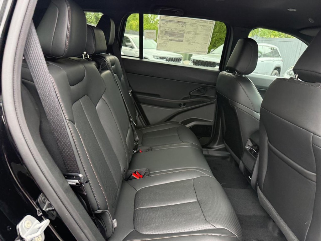 Jeep Cherokee Vehicle Full-screen Gallery Image 05