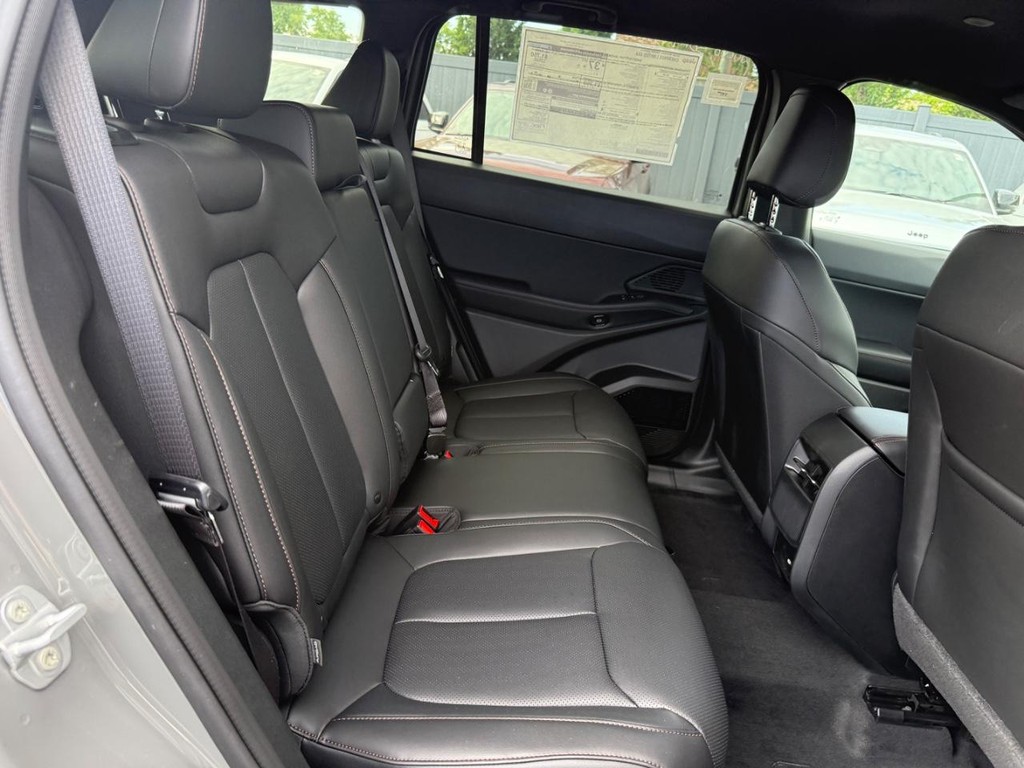 Jeep Cherokee Vehicle Full-screen Gallery Image 05