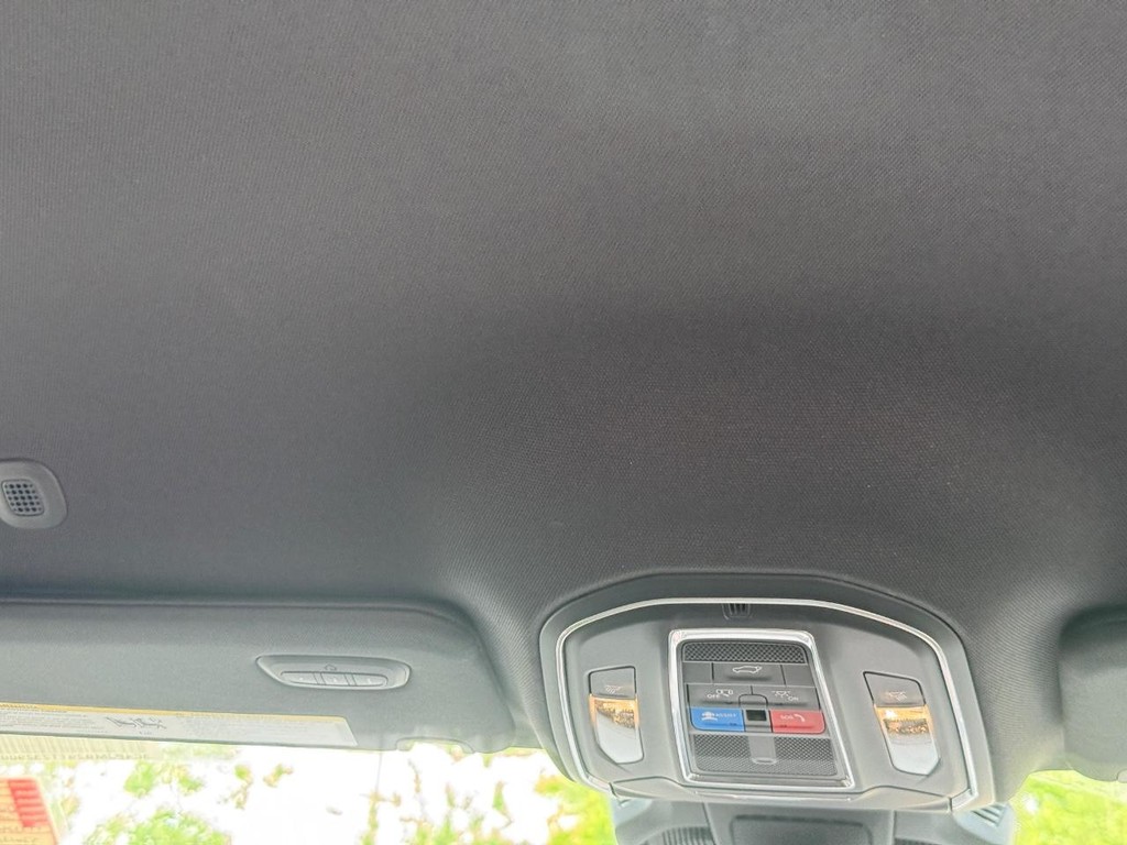 Jeep Cherokee Vehicle Full-screen Gallery Image 09