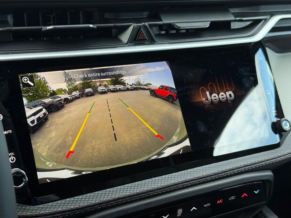 Jeep Cherokee Vehicle Full-screen Gallery Image 16