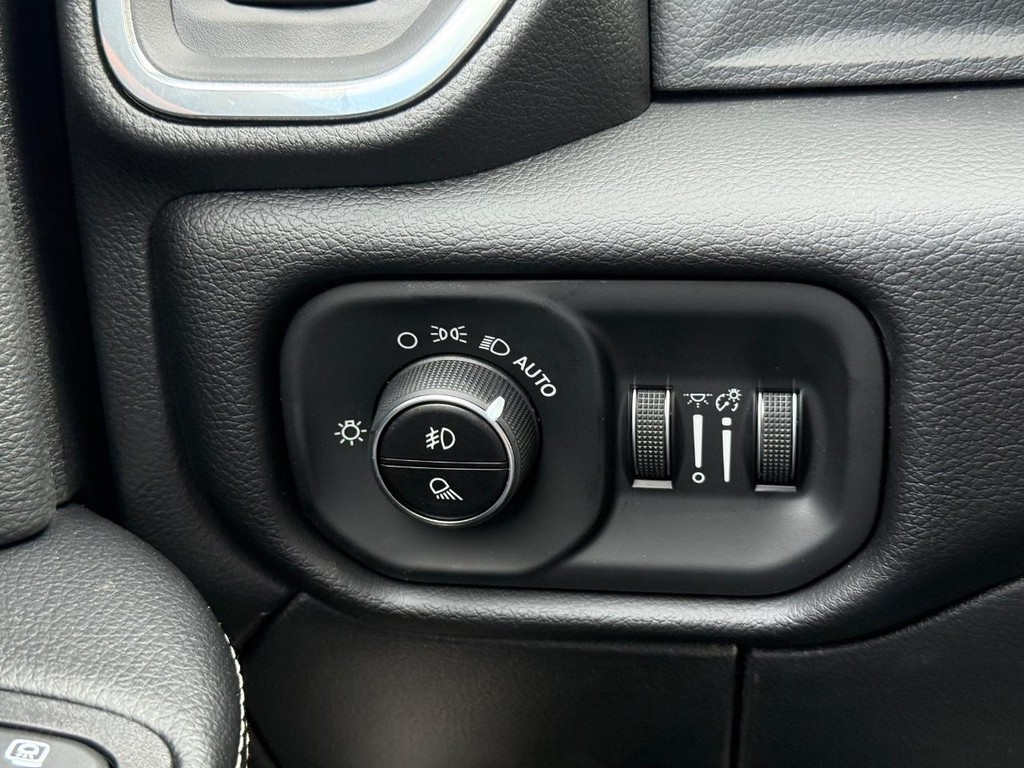 Ram 2500 Vehicle Full-screen Gallery Image 16