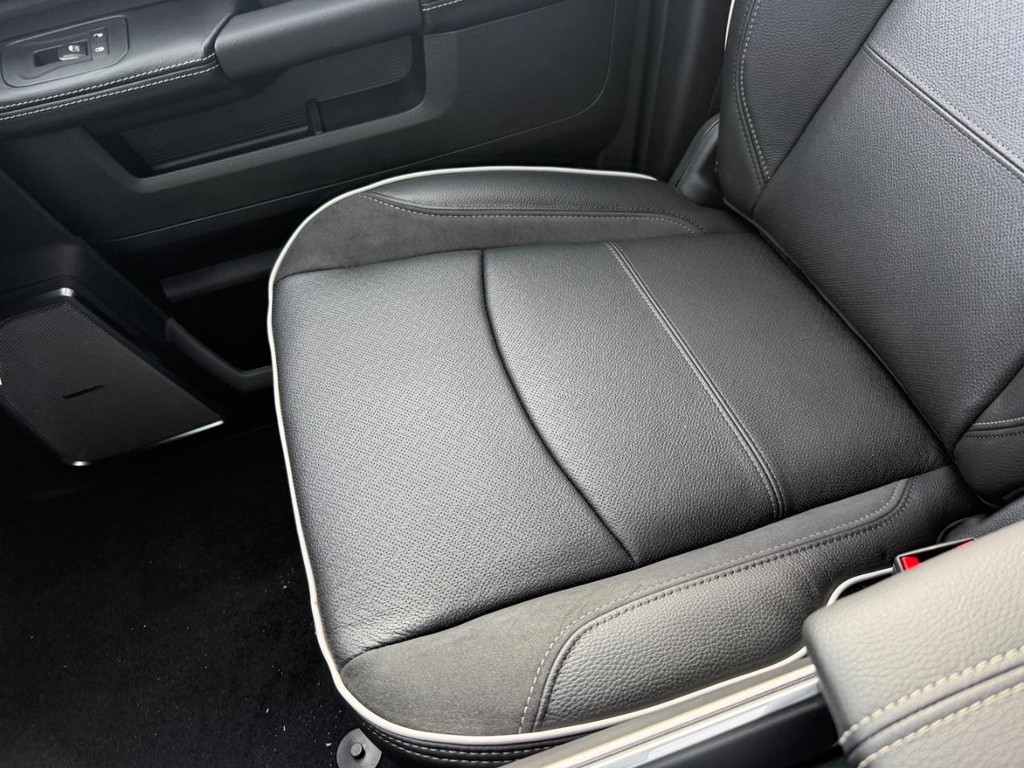 Ram 2500 Vehicle Full-screen Gallery Image 17