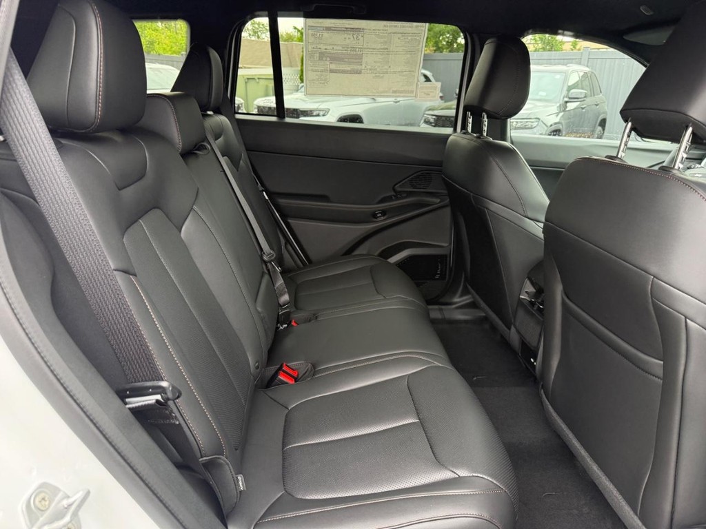 Jeep Cherokee Vehicle Full-screen Gallery Image 05