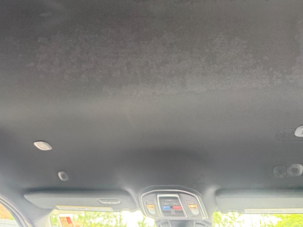 Jeep Cherokee Vehicle Full-screen Gallery Image 08