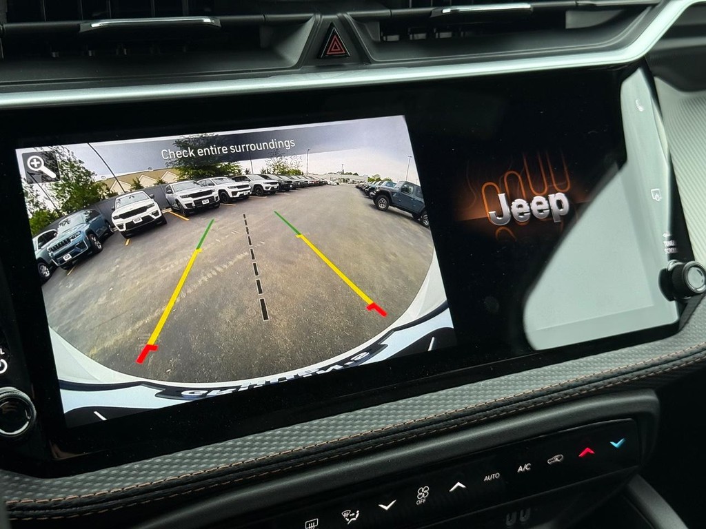 Jeep Cherokee Vehicle Full-screen Gallery Image 13