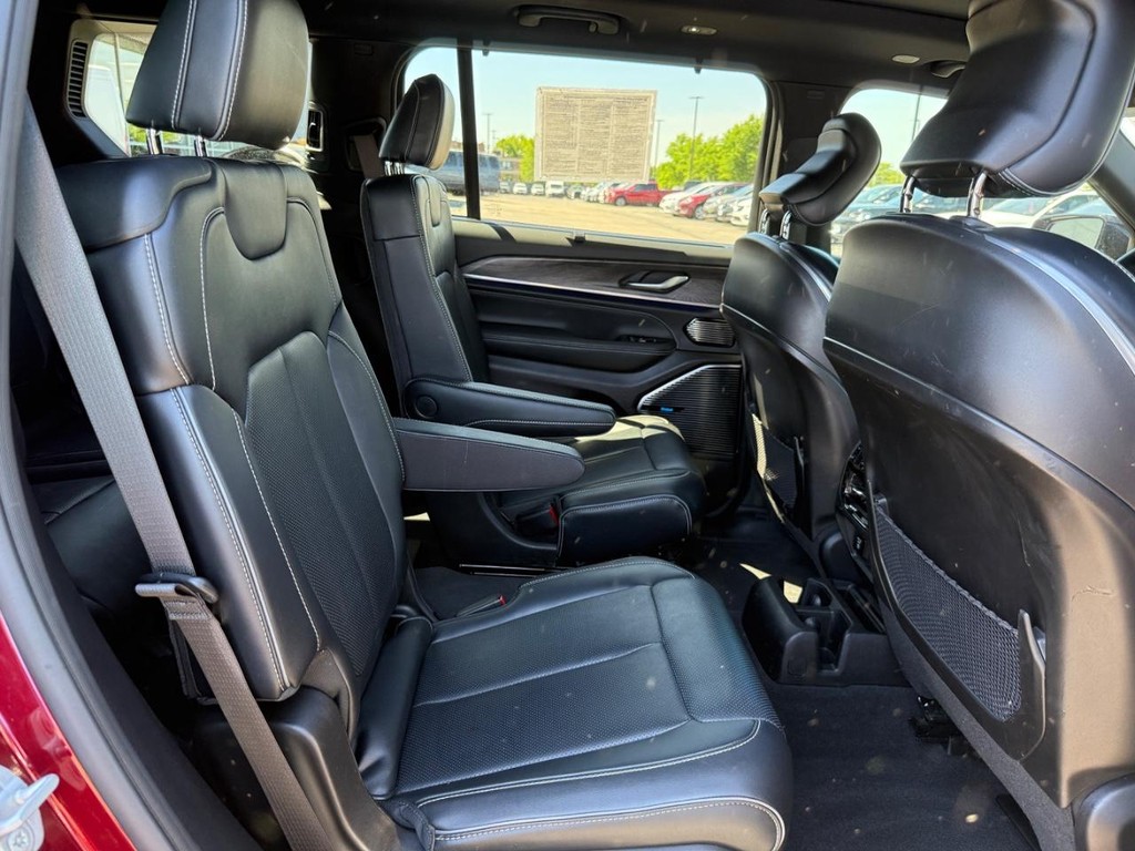 Jeep Grand Cherokee L Vehicle Full-screen Gallery Image 07