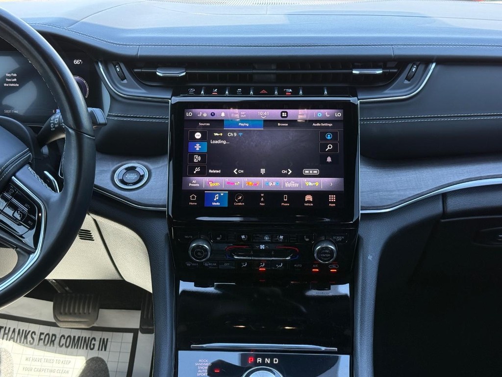 Jeep Grand Cherokee L Vehicle Full-screen Gallery Image 08