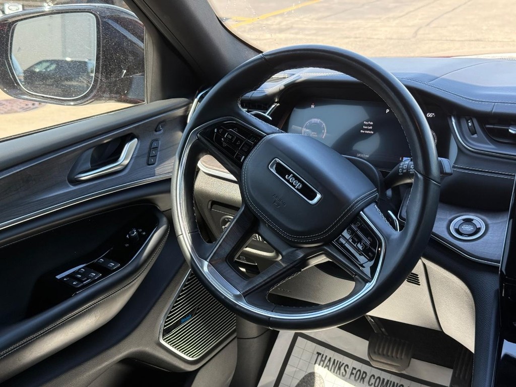 Jeep Grand Cherokee L Vehicle Full-screen Gallery Image 12