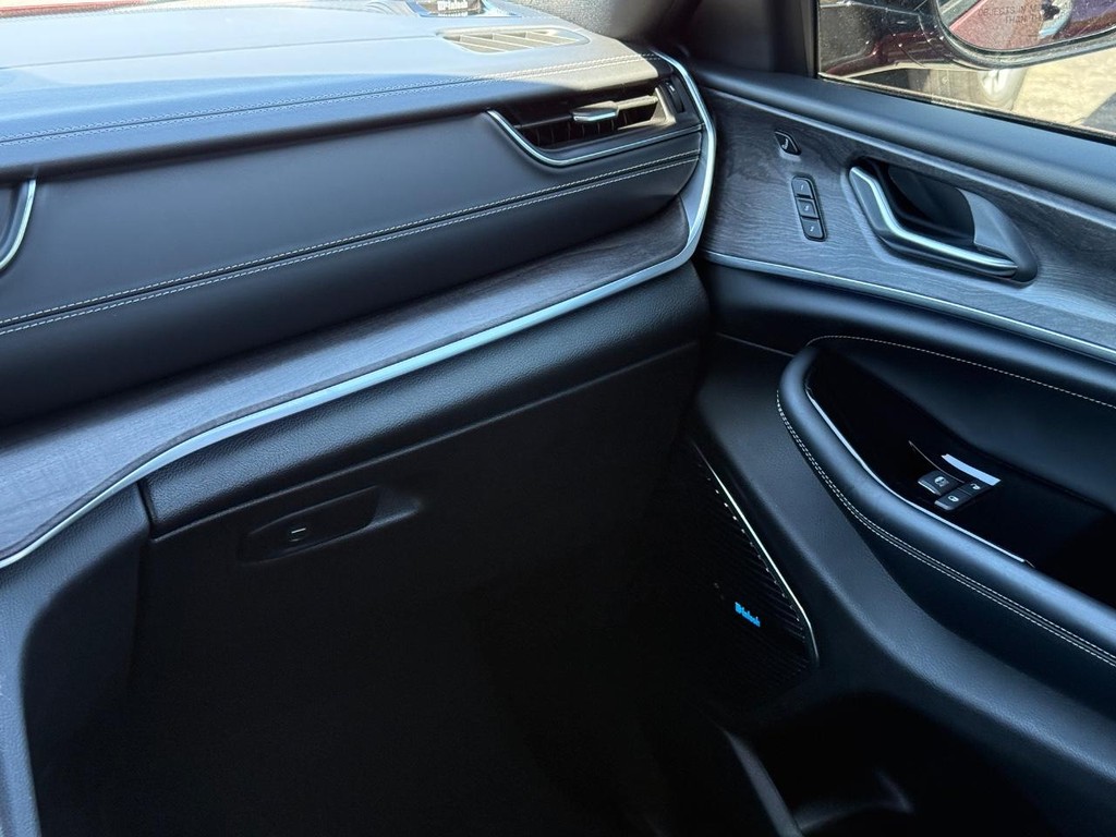 Jeep Grand Cherokee L Vehicle Full-screen Gallery Image 13
