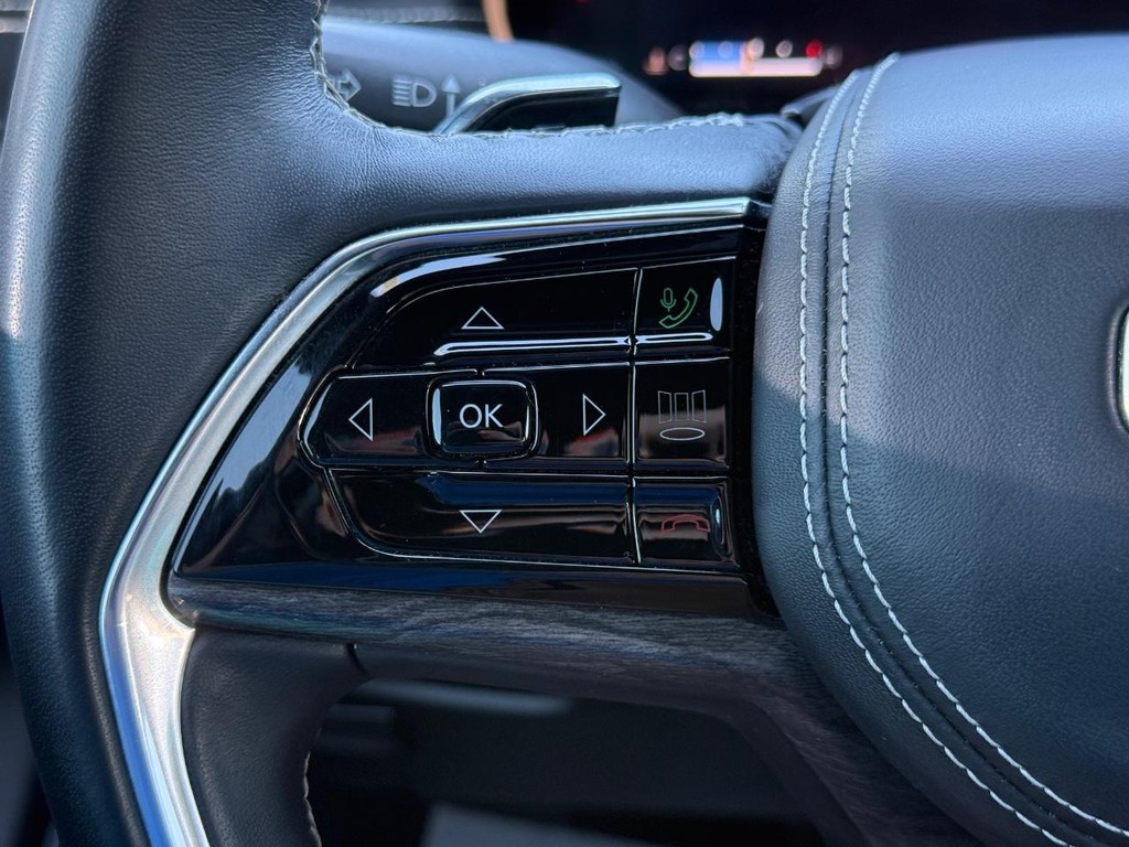 Jeep Grand Cherokee L Vehicle Full-screen Gallery Image 16