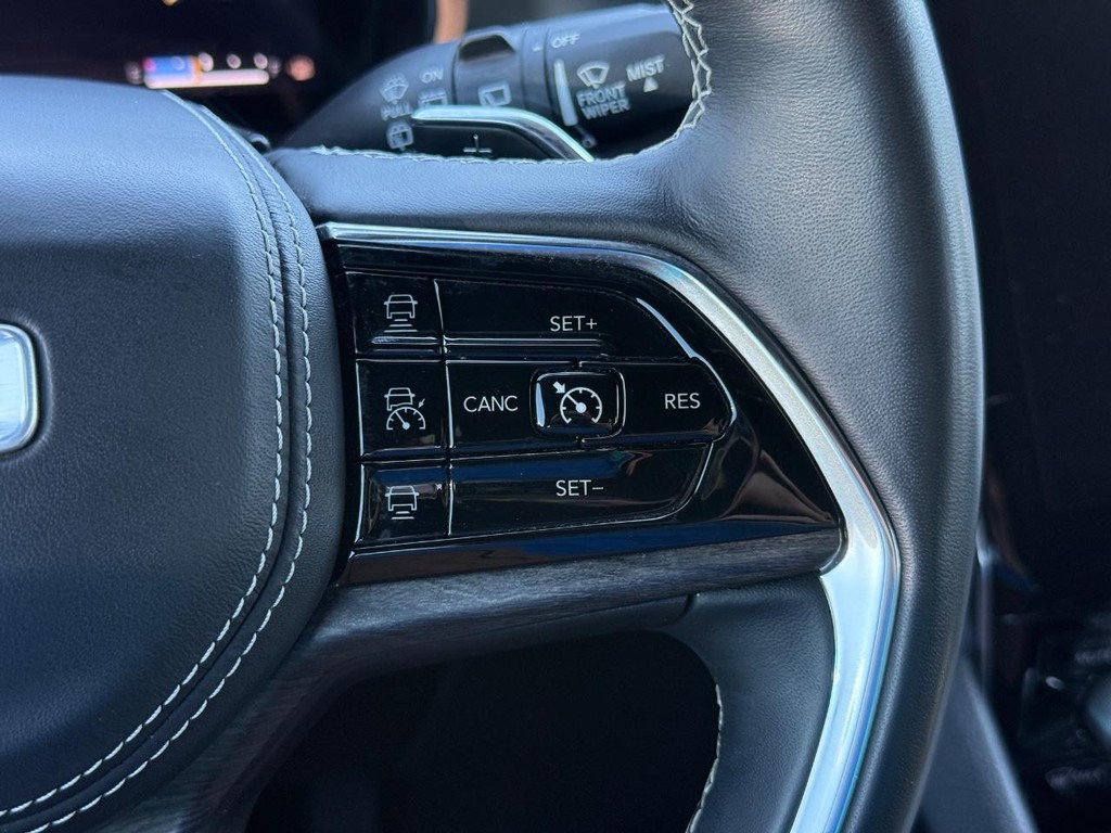 Jeep Grand Cherokee L Vehicle Full-screen Gallery Image 17