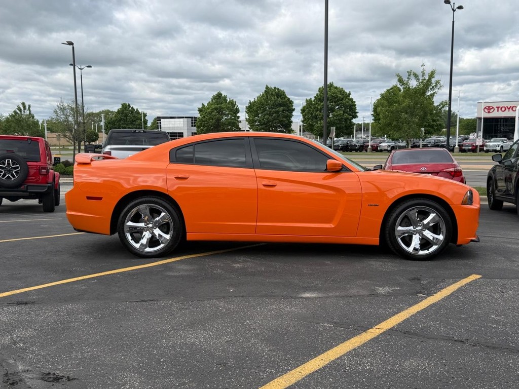 Dodge Charger Vehicle Full-screen Gallery Image 02