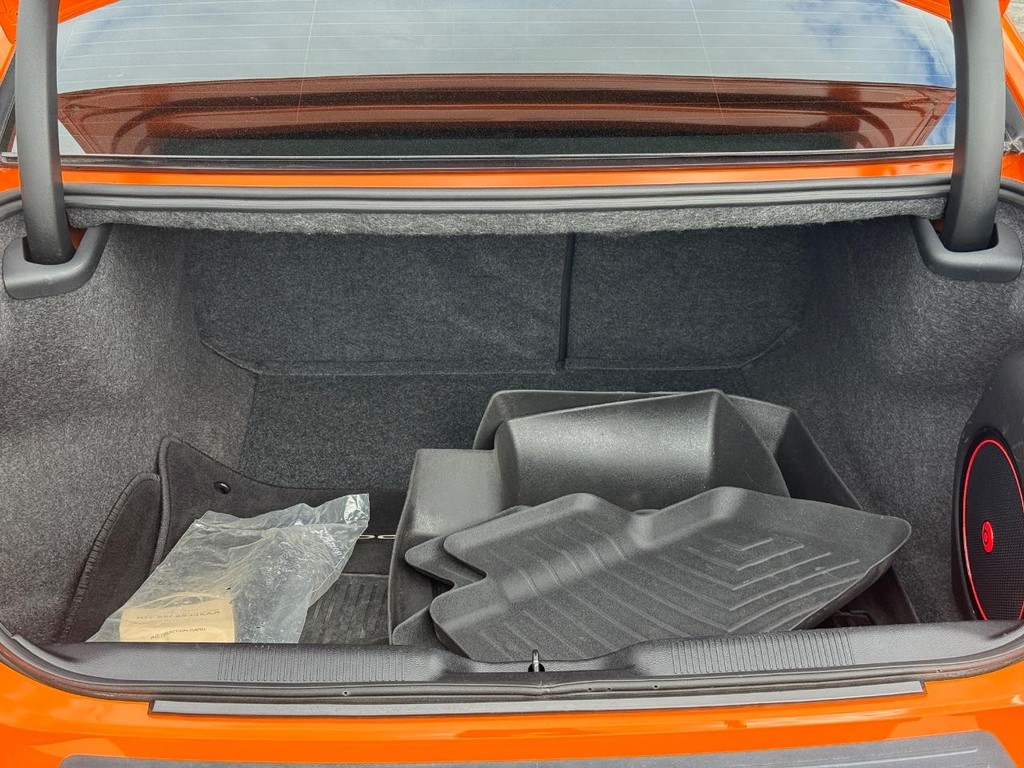 Dodge Charger Vehicle Full-screen Gallery Image 05