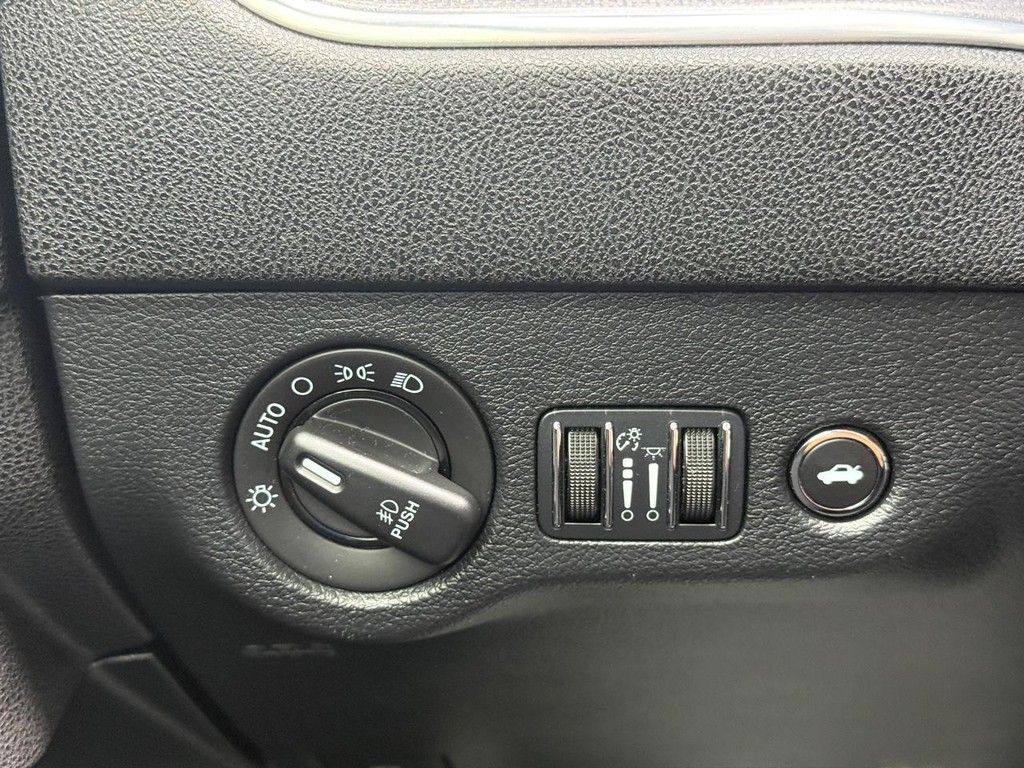 Dodge Charger Vehicle Full-screen Gallery Image 21