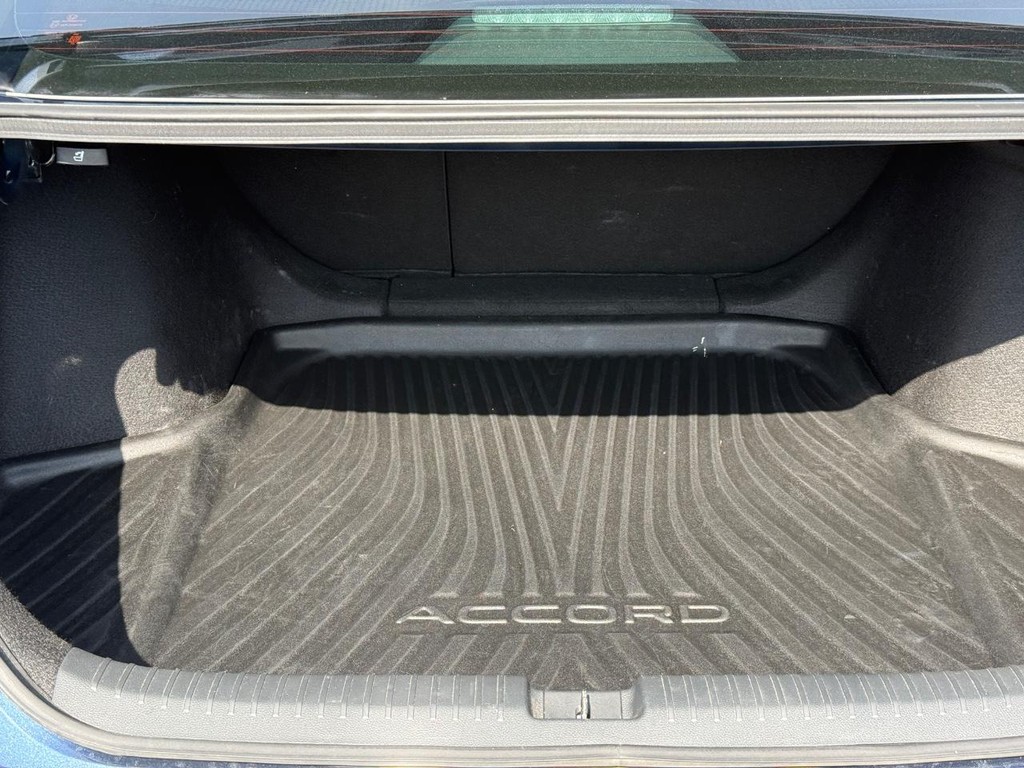 Honda Accord Sedan Vehicle Full-screen Gallery Image 05