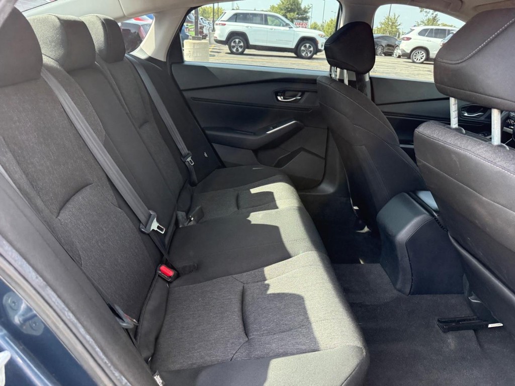 Honda Accord Sedan Vehicle Full-screen Gallery Image 07