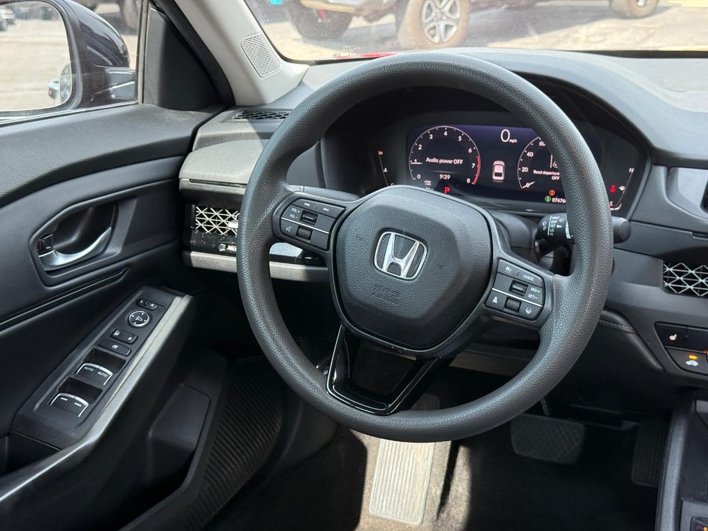 Honda Accord Sedan Vehicle Full-screen Gallery Image 11
