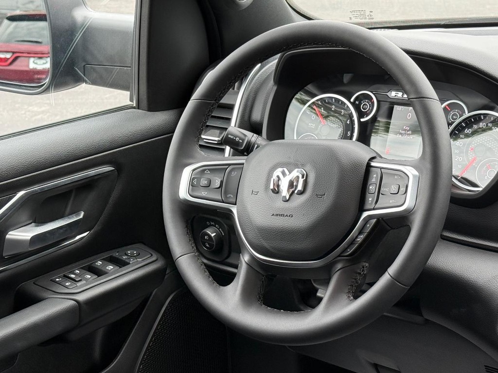 Ram 1500 Vehicle Full-screen Gallery Image 12