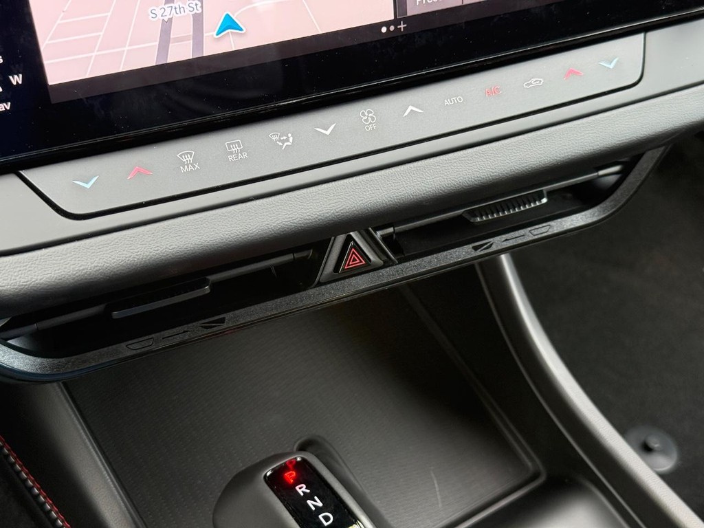 Dodge Charger Vehicle Full-screen Gallery Image 19