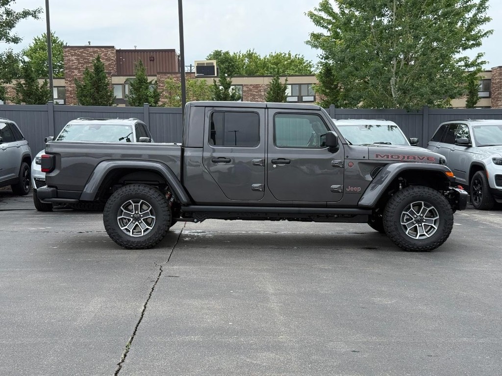 Jeep Gladiator Vehicle Full-screen Gallery Image 02