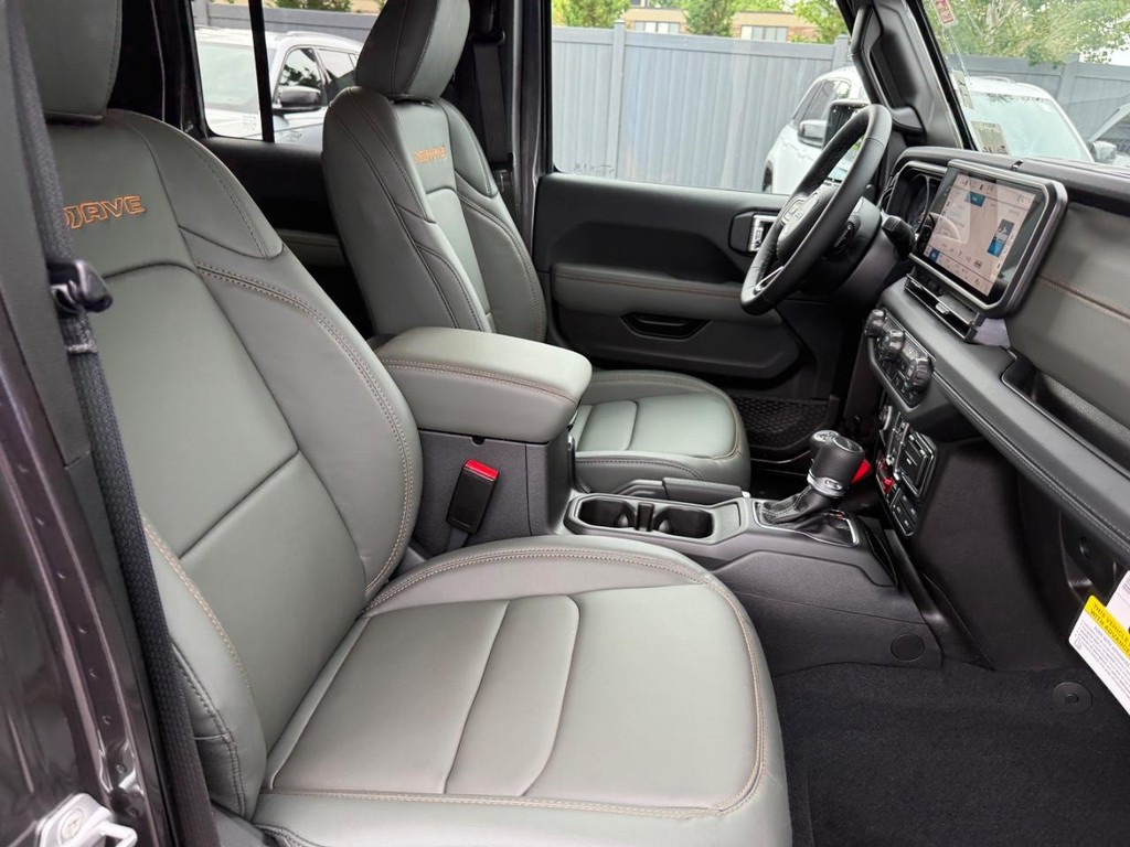 Jeep Gladiator Vehicle Full-screen Gallery Image 04