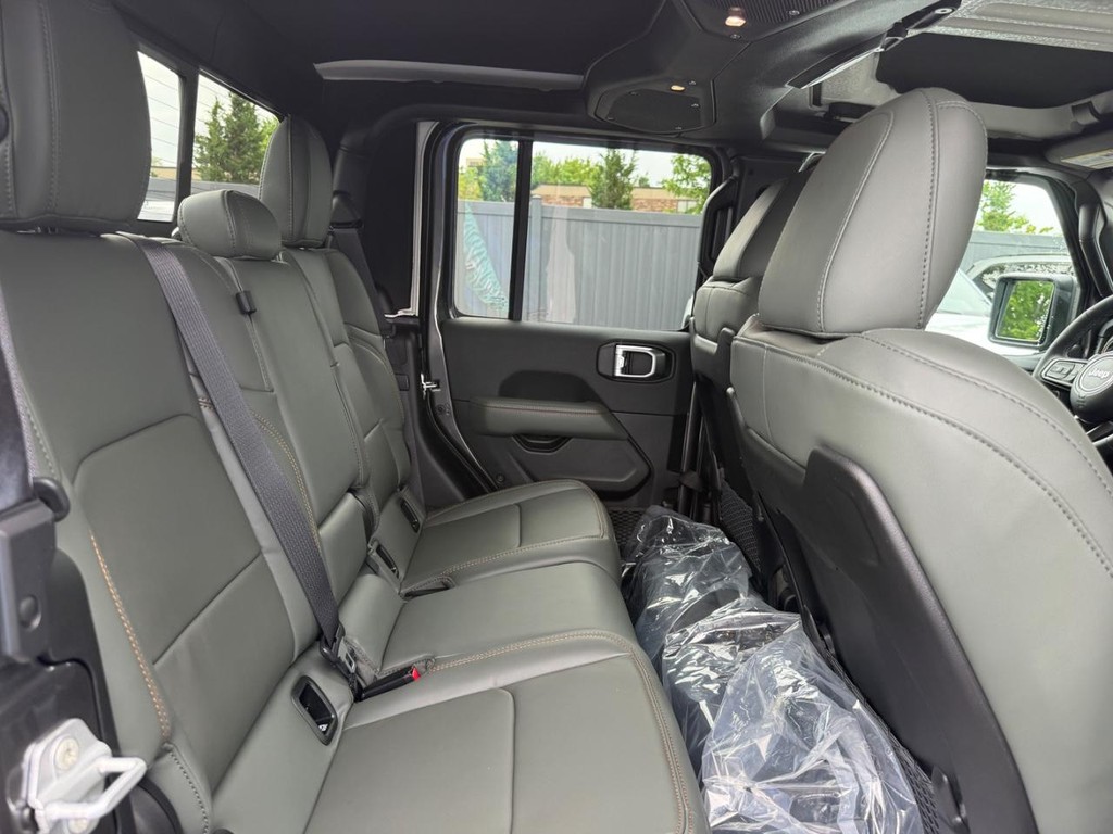 Jeep Gladiator Vehicle Full-screen Gallery Image 07