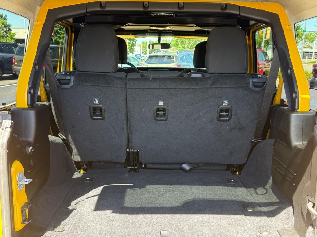 Jeep Wrangler Unlimited Vehicle Full-screen Gallery Image 03